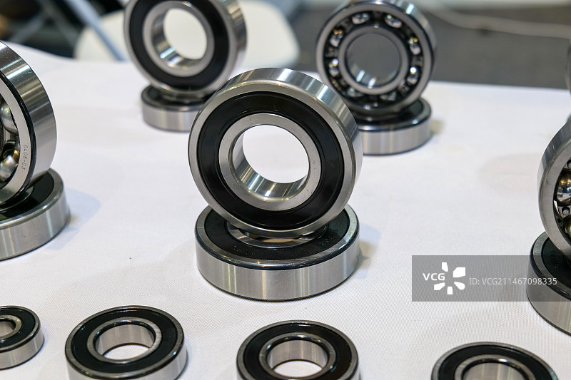 白色背景上的轴承图片素材