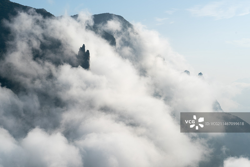 云雾缭绕的巫山神女峰图片素材