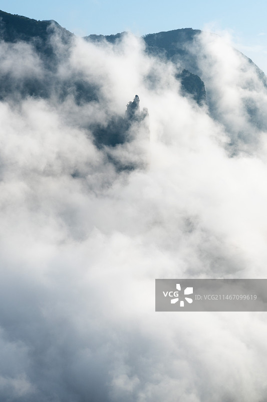 云雾缭绕的巫山神女峰图片素材