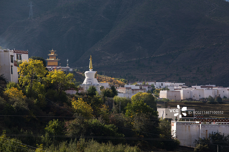 乡城县藏乡田园图片素材