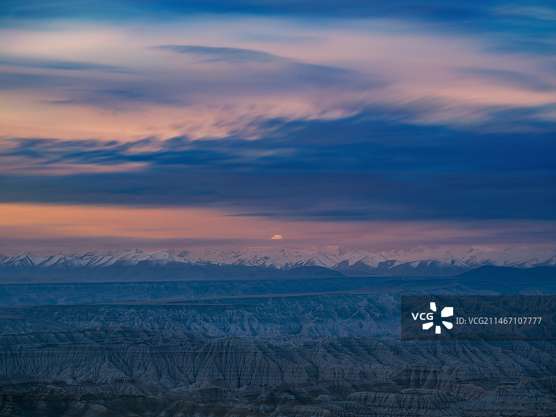 西藏札达地区和冈仁波齐白昼风光图片素材
