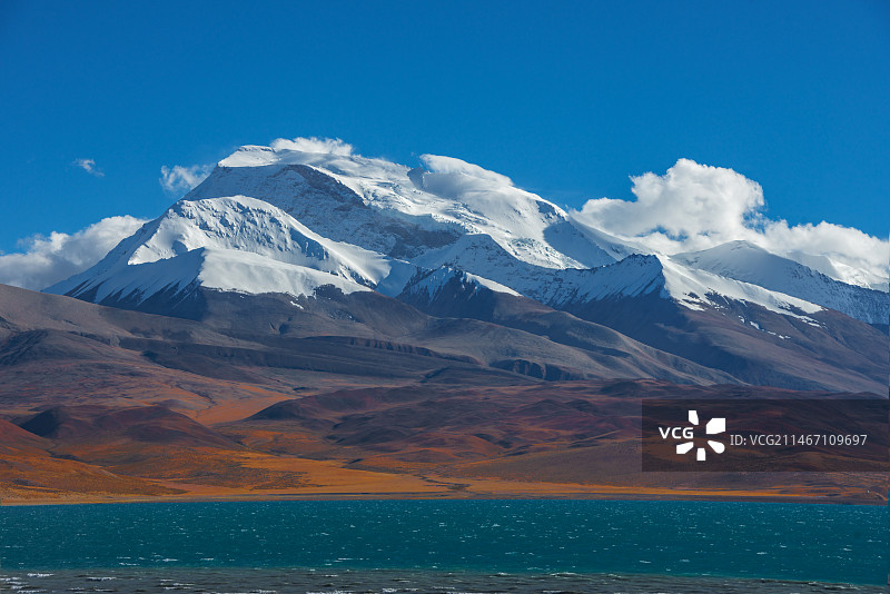 西藏阿里地区普兰县拉昂措湖边的纳木那尼峰图片素材