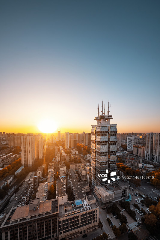 洛阳夕阳下的公安大楼图片素材