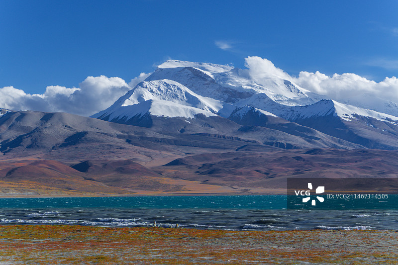 西藏阿里地区普兰县拉昂措湖边的纳木那尼峰图片素材