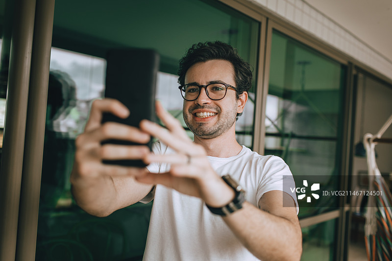 年轻男人在巴西贝洛奥里藏特使用手机图片素材