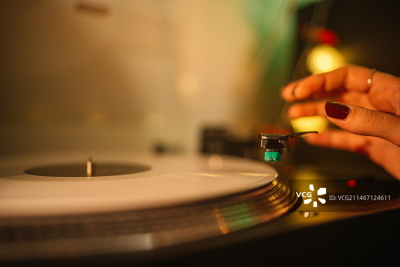 女子在西班牙操作转盘图片素材