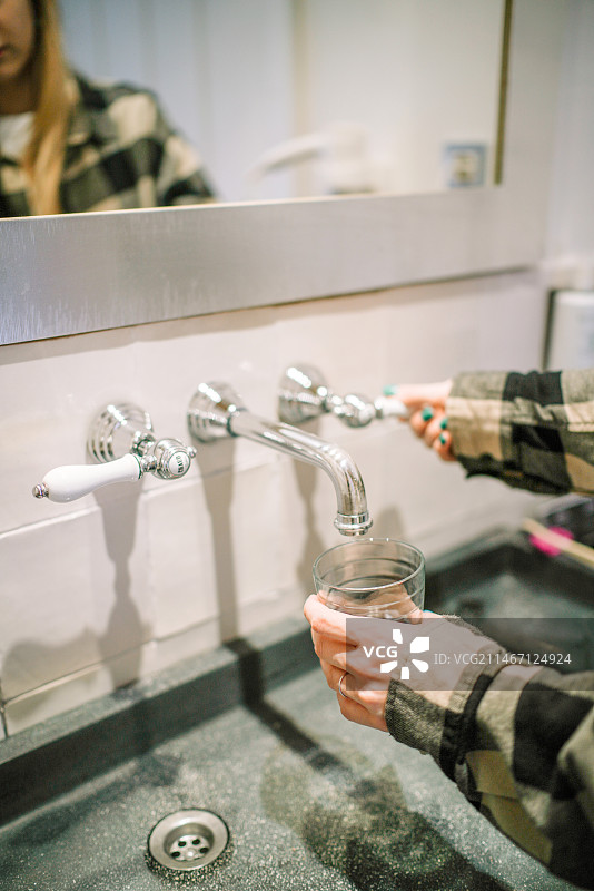男人在西班牙塔拉戈纳卡拉费尔的水槽里洗手图片素材