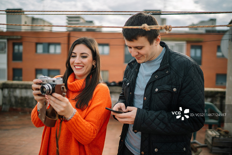 情侣在西班牙使用数码相机图片素材