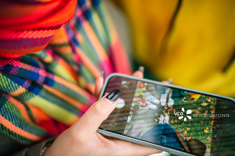 在西班牙，女子使用手机的身体中部照片图片素材