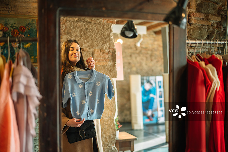 在西班牙服装店购物的年轻女子图片素材