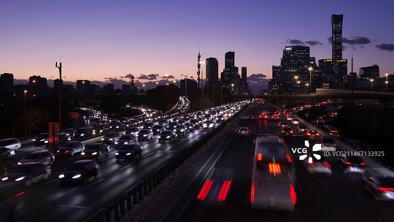 北京CBD地标摩天大楼晚高峰汽车车流图片素材
