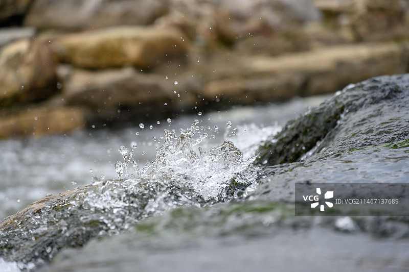 高速快门定格的瀑布水流图片素材
