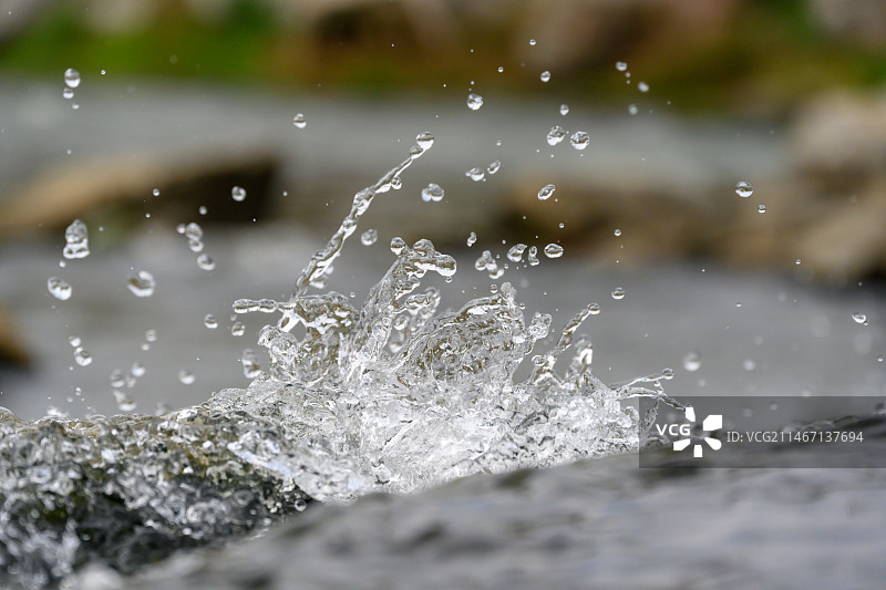 高速快门定格的瀑布水流图片素材