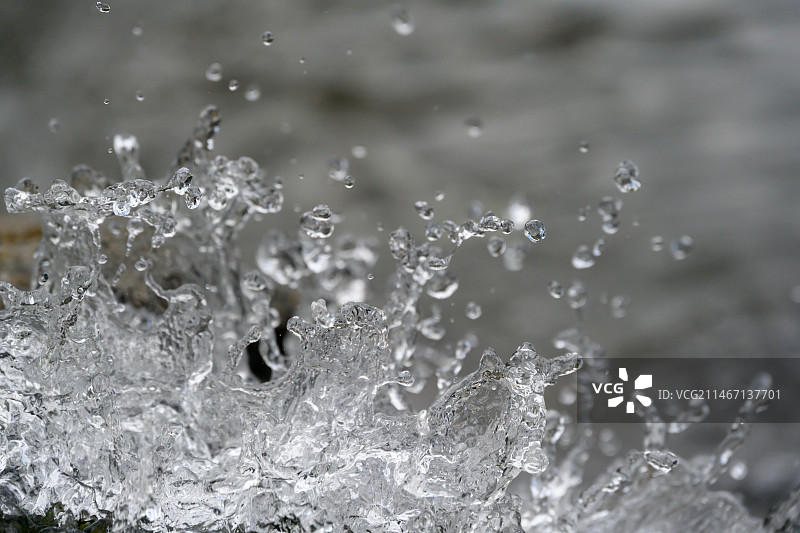 高速快门定格的瀑布水流图片素材