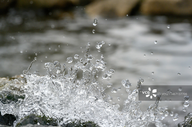 高速快门定格的瀑布水流图片素材