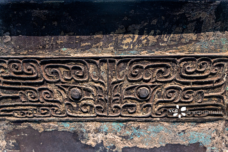 中国上海博物馆重要展览文物商晚期司母辛方鼎局部特写图片素材