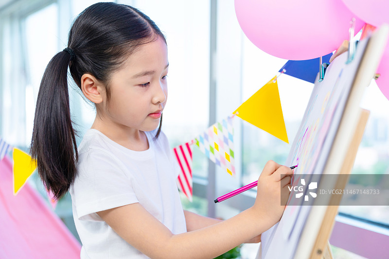 小女孩在家画画图片素材