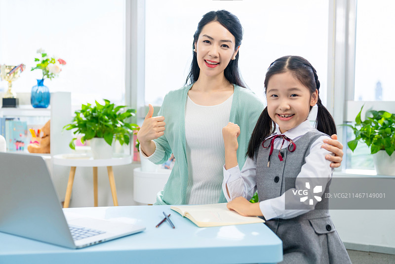 小女孩和妈妈一起使用笔记本电脑图片素材