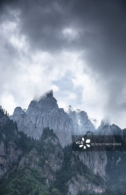 甘肃甘南扎尕那风景区险峻陡峭的山峰云雾图片素材