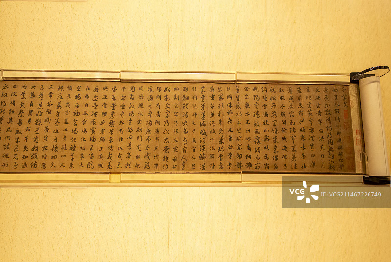 上海市博物馆中国历代书法馆：南宋 赵构 临虞世南真草千字文卷—赵构，字德基，汴梁（今河南开封）人图片素材