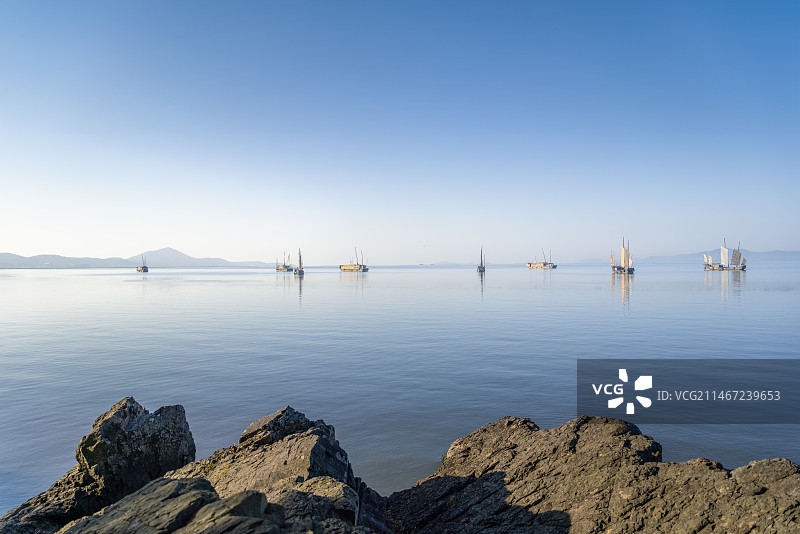 江苏无锡鼋头渚太湖风光，七桅帆船，湖边岩石图片素材