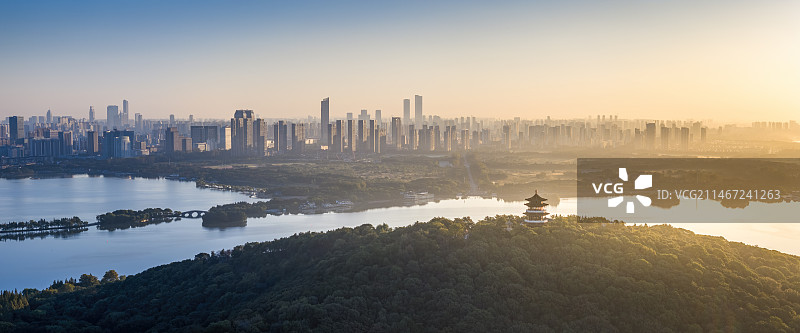 无锡太湖鼋头渚鹿顶山与城市天际线全景图图片素材