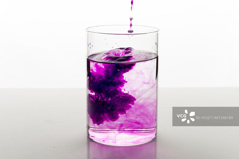 一杯高锰酸钾溶液摆放在白色背景上图片素材