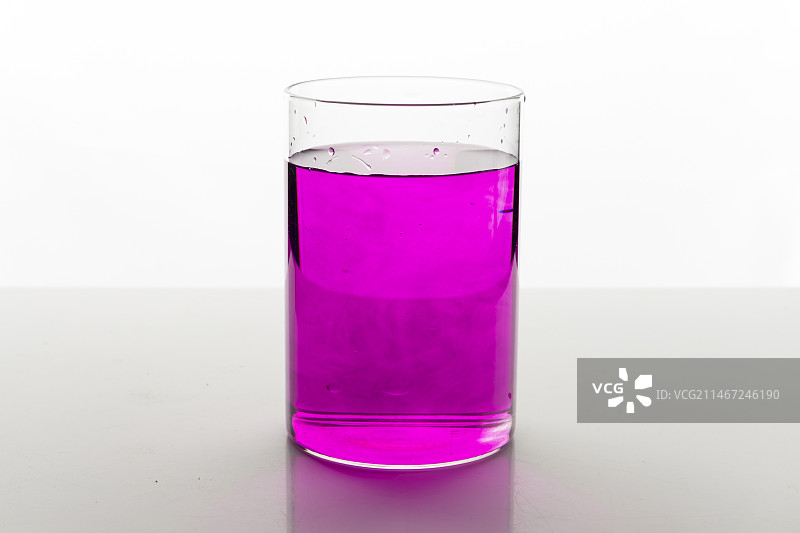 一杯高锰酸钾溶液摆放在白色背景上图片素材