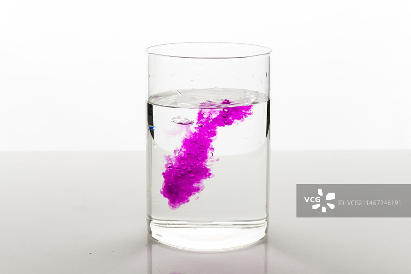 一杯高锰酸钾溶液摆放在白色背景上图片素材