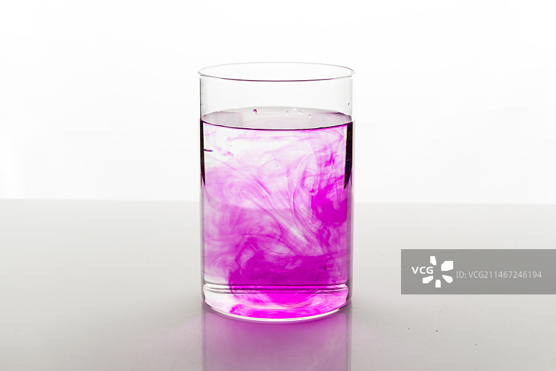 一杯高锰酸钾溶液摆放在白色背景上图片素材