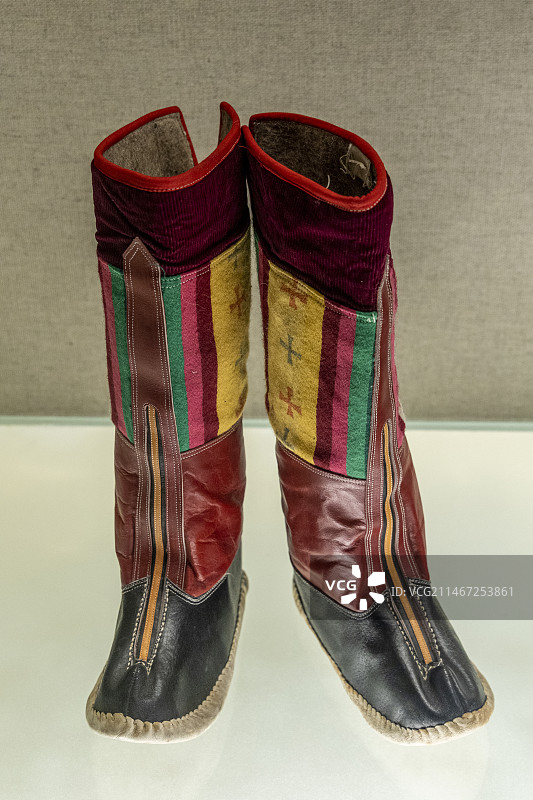 上海市博物馆少数民族工艺馆：门巴族女靴（20世纪下半叶，西藏）图片素材