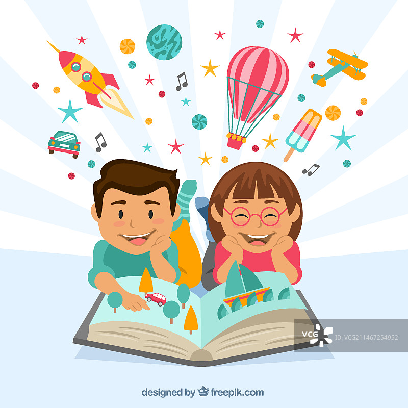 快乐的孩子们在读一本充满想象力的书图片素材