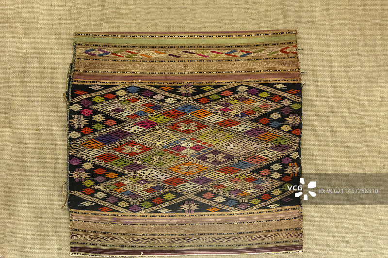 上海市博物馆少数民族工艺馆：傣族织锦黑地万字纹围裙料（20世纪下半叶，云南潞西）图片素材