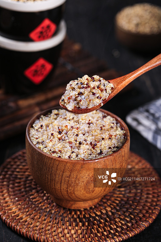 深底上的三色藜麦图片素材