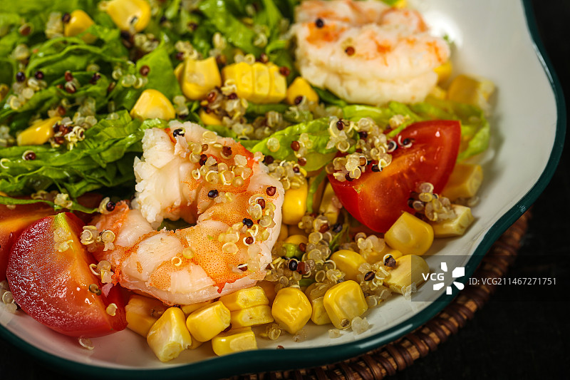 深底上的三色藜麦图片素材