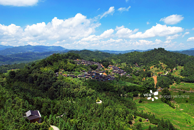 丛山峻岭中的芭沙苗寨图片素材