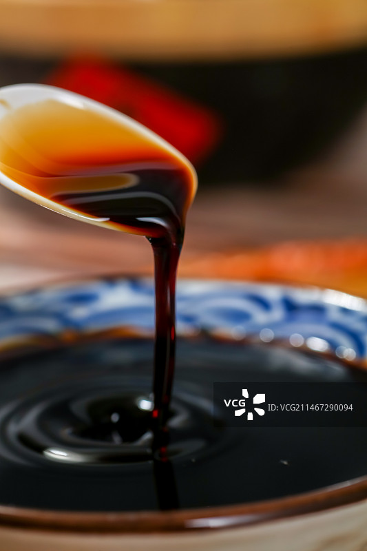 勺子里的酱油正在滴落图片素材
