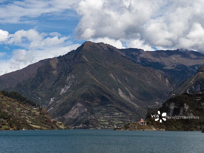四川雅安宝兴县硗碛湖，秋天多云天气图片素材