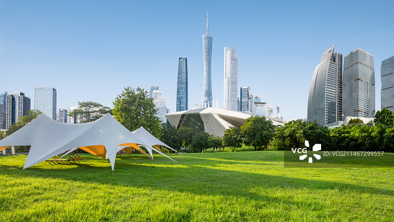 中国广州城市建筑和公园露营草地图片素材