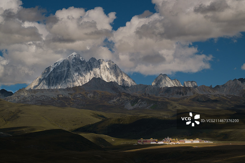 雅拉雪山和寺院图片素材