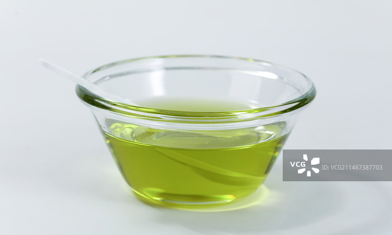 玻璃碗里的牛油果油孤立在白色背景上图片素材