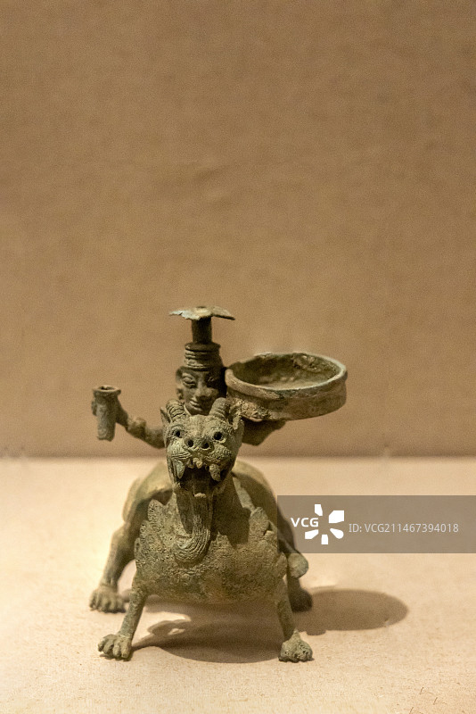 安徽省博物院安徽文明史陈列展（秦汉明清）：仙人骑兽灯（汉，1964年安徽省合肥市东门外五里井出土）图片素材