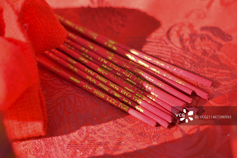 一把红色的香图片素材