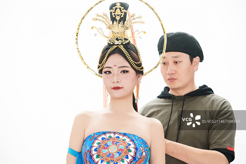 为古装飞天仙女化妆造型的化妆师与模特图片素材