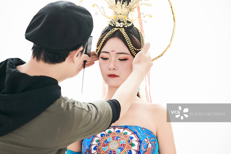 为古装飞天仙女化妆造型的化妆师与模特图片素材