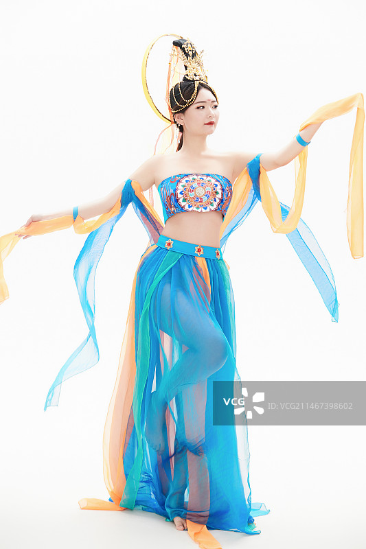 身着唐朝敦煌服饰跳飞天舞蹈的中国少女图片素材
