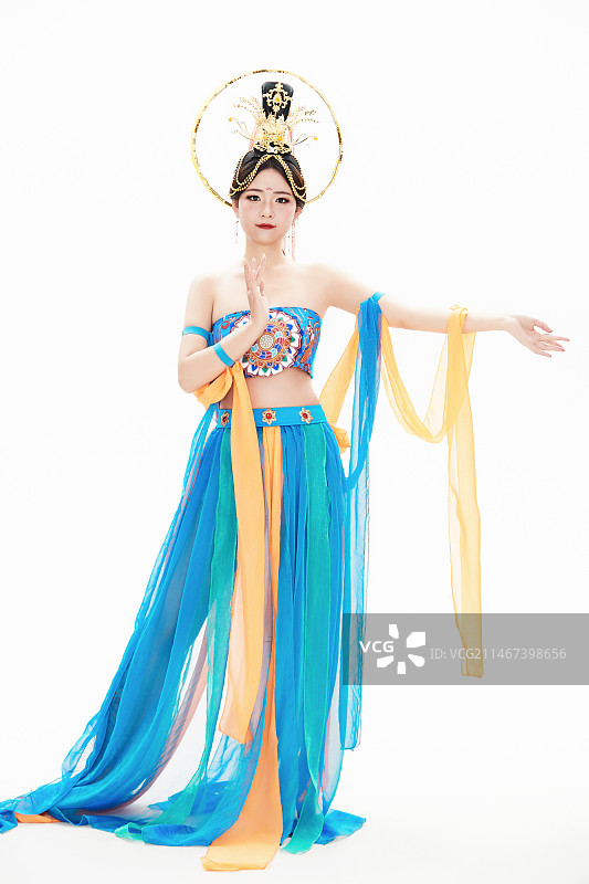 身着唐朝敦煌服饰跳飞天舞蹈的中国少女图片素材
