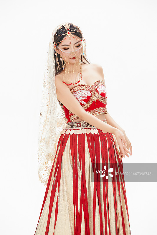 穿着印度传统风格服饰的肚皮舞演员图片素材