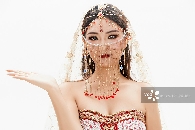 穿着印度传统风格服饰的肚皮舞演员图片素材