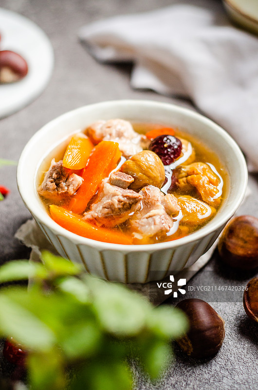 秋冬营养补肾的板栗排骨汤图片素材